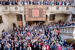 Les millors fotos de l'any de NacióDigital Exhibició d'unitat dels alcaldes: «Que no subestimin el poble de Catalunya».Foto: Adrià Costa